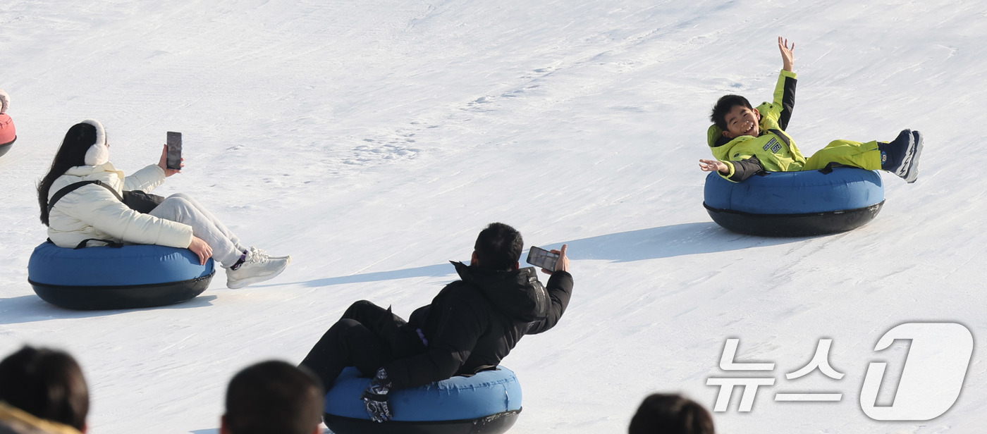 (서울=뉴스1) 박지혜 기자 = 4일 서울 광진구 뚝섬한강공원 눈썰매장을 찾은 외국인관광객들이 눈썰매를 타며 즐거운 시간을 보내고 있다. 2026.1.4/뉴스1