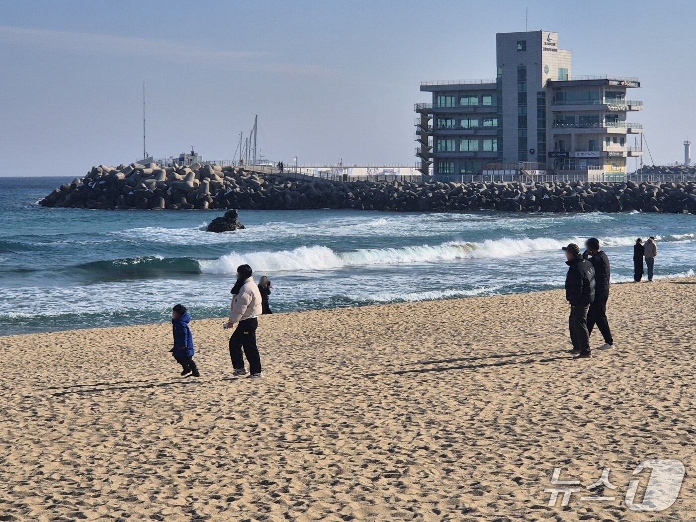 본문 이미지 - 2026년 첫 일요일인 4일 강원 강릉 안목해변에서 나들이객들이 겨울바다를 만끽하고 있다. 2026.1.4/뉴스1 윤왕근 기자