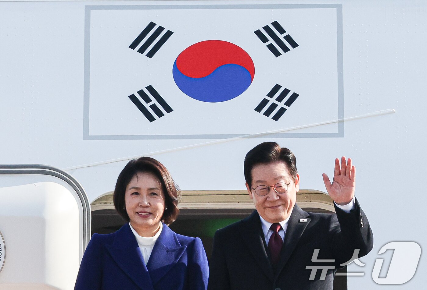본문 이미지 - 이재명 대통령과 김혜경 여사가 4일 중국 국빈 방문을 위해 경기 성남 서울공항을 통해 출국하며 인사하고 있다. 2026.1.4/뉴스1 ⓒ News1 허경 기자