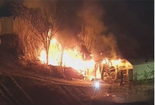 한밤 안성 단독주택서 화재…2명 부상