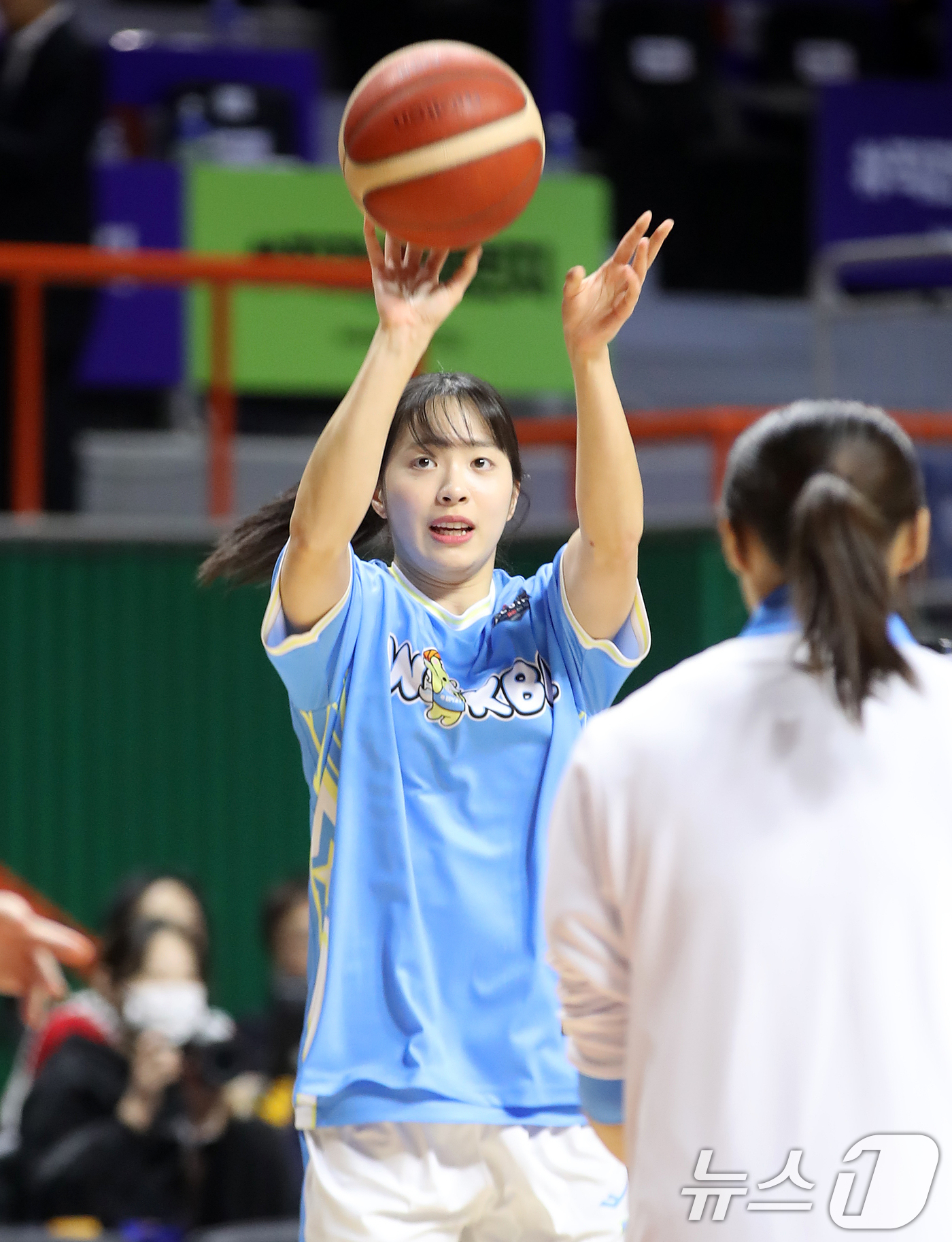 (부산=뉴스1) 윤일지 기자 = 4일 오후 부산 사직실내체육관에서 열린 'BNK금융 2025-2026 여자프로농구 올스타 페스티벌' 3점슛 콘테스트 예선에서 하나은행 박소희가 3점 …