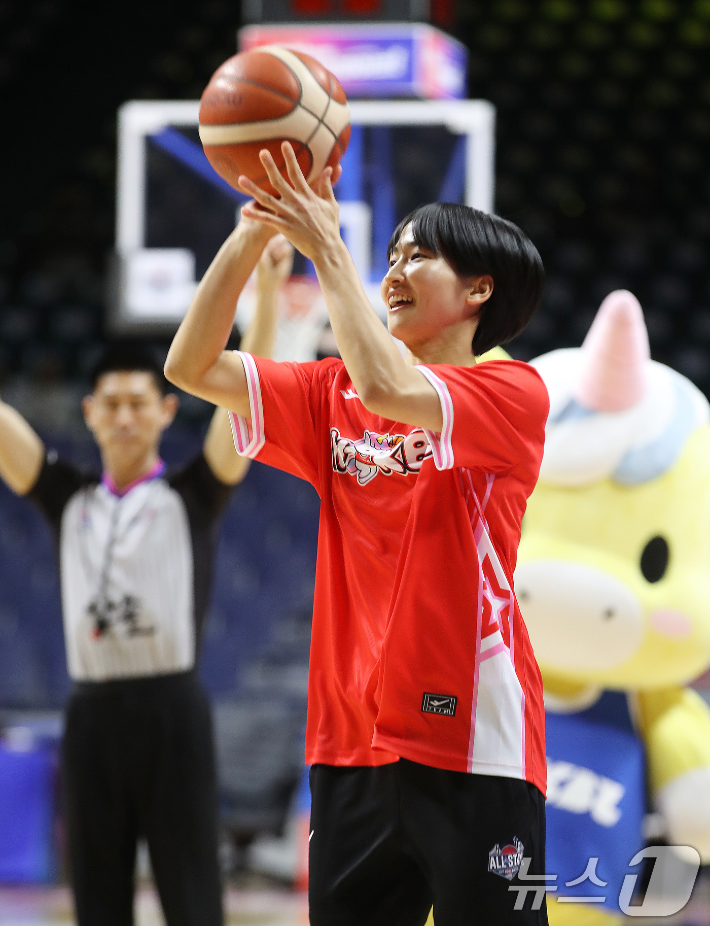 (부산=뉴스1) 윤일지 기자 = 4일 오후 부산 사직실내체육관에서 열린 'BNK금융 2025-2026 여자프로농구 올스타 페스티벌' 3점슛 콘테스트 예선에서 하나은행 이이지마 사키 …