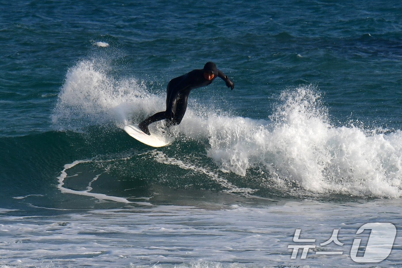 본문 이미지 - 4일 경북 포항시 북구 흥해읍 용한리해수욕장에서 서퍼들이 파도를 타고 있다. 2026.1.4/뉴스1 ⓒ News1 최창호 기자