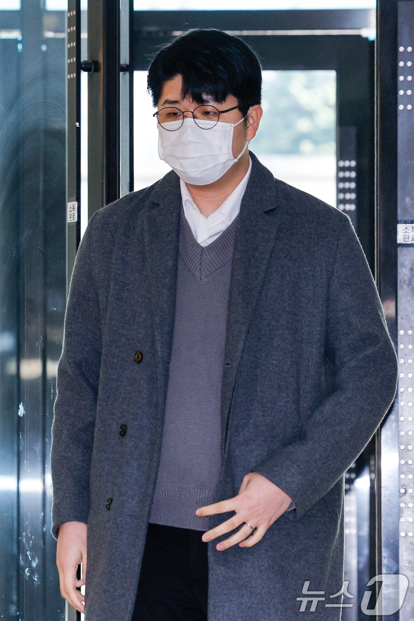 (서울=뉴스1) 안은나 기자 = '쿠팡 블랙리스트'를 폭로한 공익 제보자 김준호 씨가 4일 오후 서울 서초구 관봉권·쿠팡 상설특검팀 사무실에서 2차 참고인 조사를 받기 위해 출석하 …