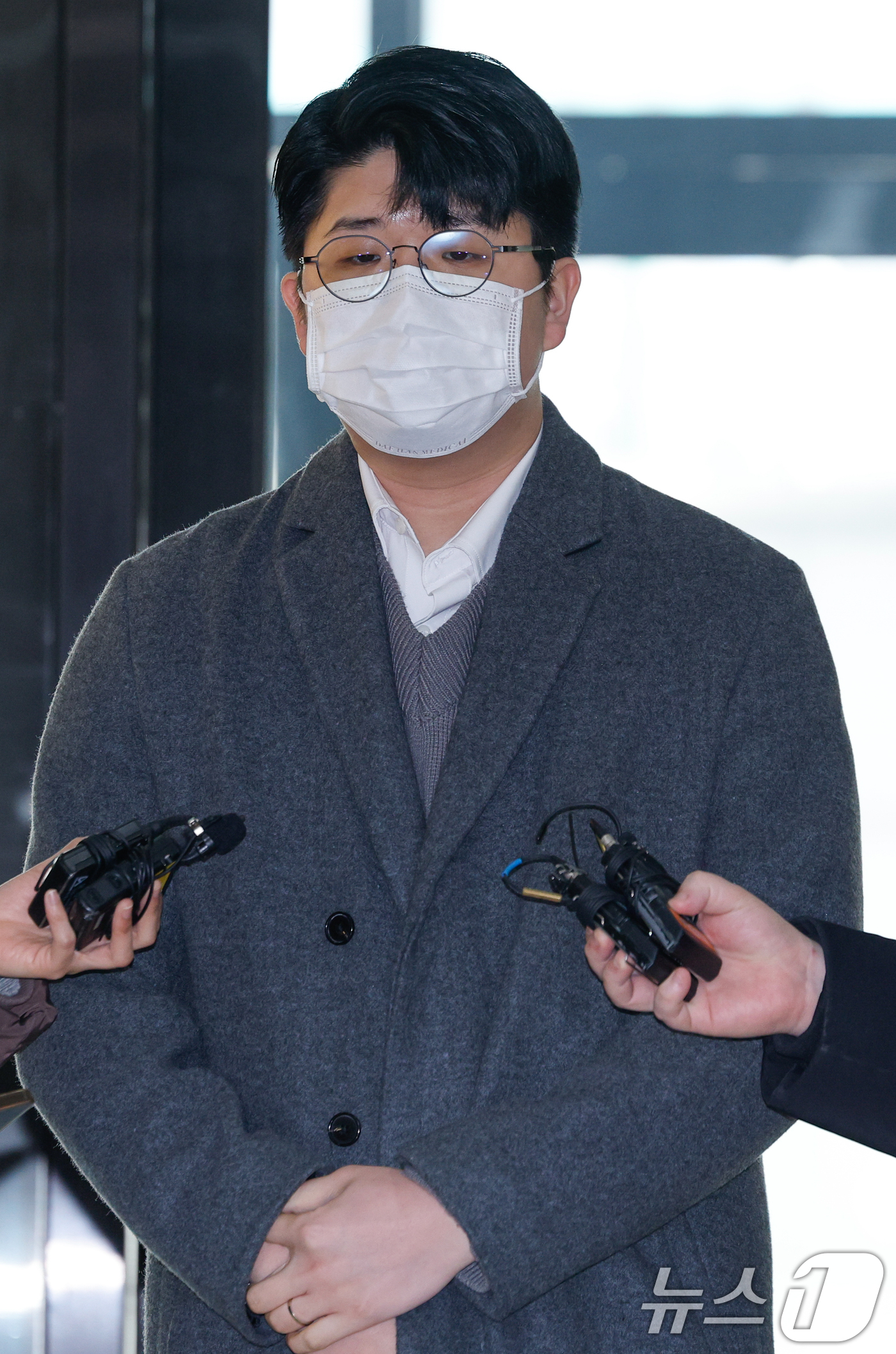 (서울=뉴스1) 안은나 기자 = '쿠팡 블랙리스트'를 폭로한 공익 제보자 김준호 씨가 4일 오후 서울 서초구 관봉권·쿠팡 상설특검팀 사무실에서 2차 참고인 조사를 받기 위해 출석, …