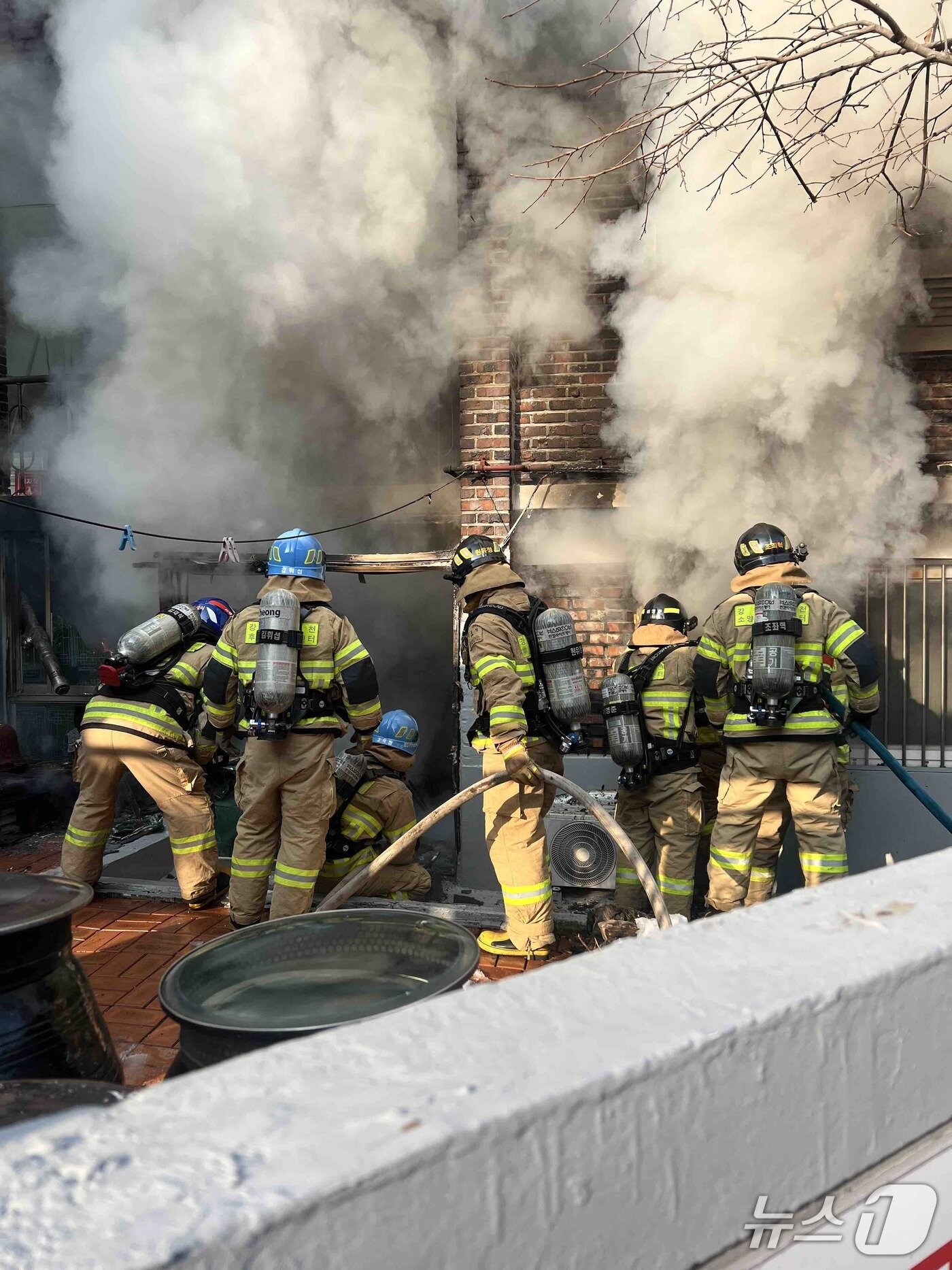 본문 이미지 - 4일 강원 춘천 후평동 다세대 주택 화재.(강원도소방본부 제공, 재판매 및 DB 금지) 2026.1.4/뉴스1