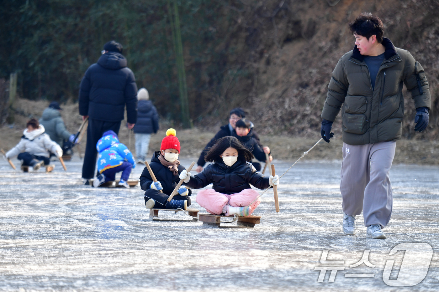 (포항=뉴스1) 최창호 기자 = 4일 경북 포항시 북구 흥해읍 덕실마을 썰매장에서 어린이들이 즐거운 시간을 보내고 있다.  2026.1.4/뉴스1
