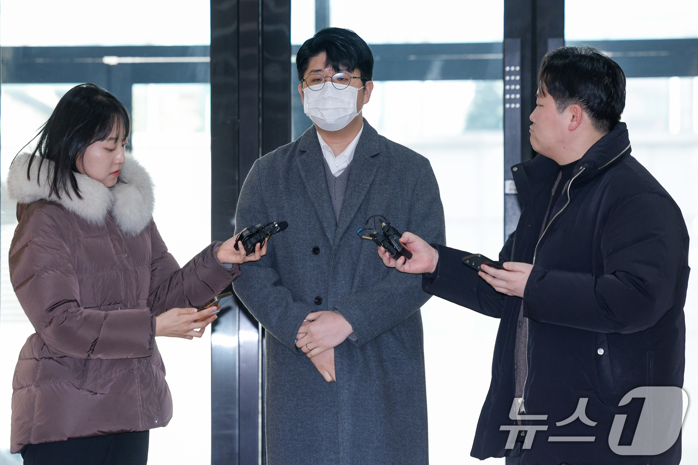 (서울=뉴스1) 안은나 기자 = '쿠팡 블랙리스트'를 폭로한 공익 제보자 김준호 씨가 4일 오후 서울 서초구 관봉권·쿠팡 상설특검팀 사무실에서 2차 참고인 조사를 받기 위해 출석, …