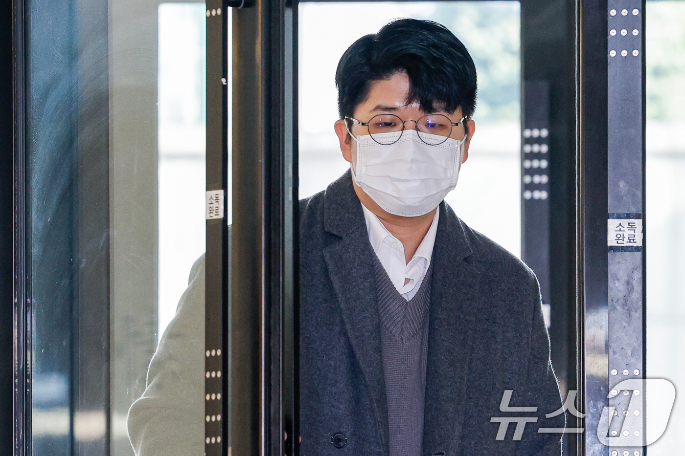 (서울=뉴스1) 안은나 기자 = '쿠팡 블랙리스트'를 폭로한 공익 제보자 김준호 씨가 4일 오후 서울 서초구 관봉권·쿠팡 상설특검팀 사무실에서 2차 참고인 조사를 받기 위해 출석하 …