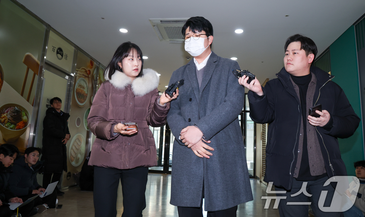 (서울=뉴스1) 안은나 기자 = '쿠팡 블랙리스트'를 폭로한 공익 제보자 김준호 씨가 4일 오후 서울 서초구 관봉권·쿠팡 상설특검팀 사무실에서 2차 참고인 조사를 받기 위해 출석, …