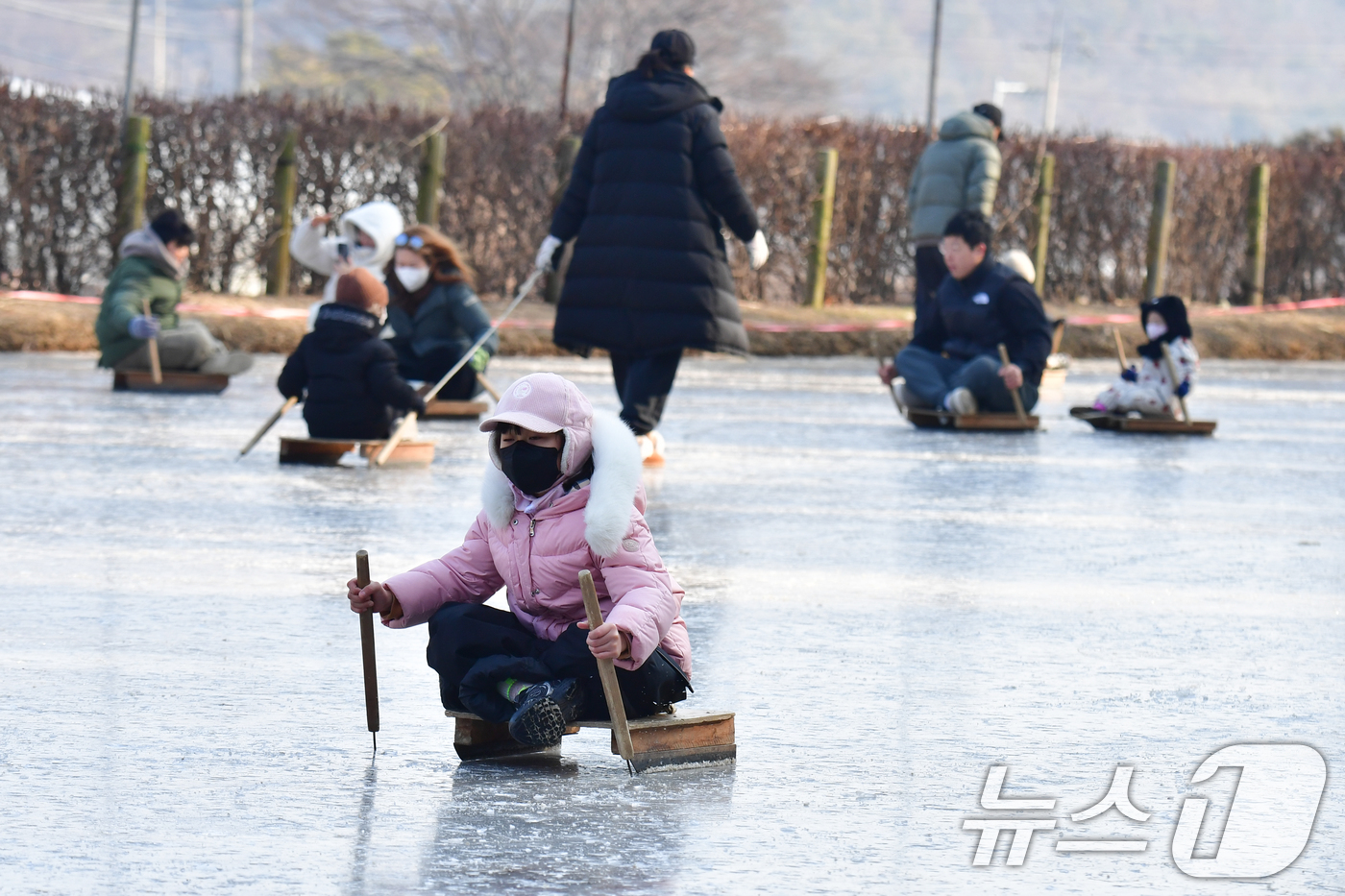 (포항=뉴스1) 최창호 기자 = 4일 경북 포항시 북구 흥해읍 덕실마을 썰매장에서 어린이들이 즐거운 시간을 보내고 있다. 2026.1.4/뉴스1