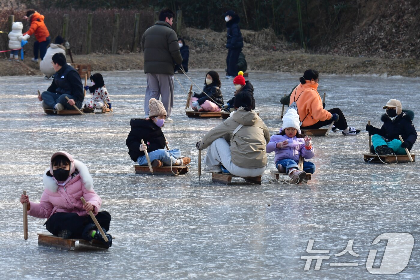 본문 이미지 - 4일 경북 포항시 북구 흥해읍 덕실마을 썰매장에서 어린이들이 즐거운 시간을 보내고 있다. 2026.1.4/뉴스1 ⓒ News1 최창호 기자