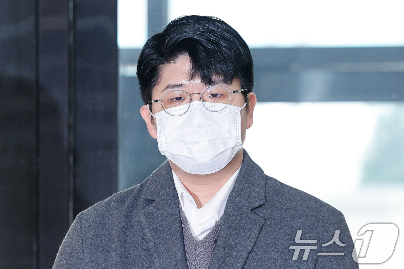 (서울=뉴스1) 안은나 기자 = '쿠팡 블랙리스트'를 폭로한 공익 제보자 김준호 씨가 4일 오후 서울 서초구 관봉권·쿠팡 상설특검팀 사무실에서 2차 참고인 조사를 받기 위해 출석, …