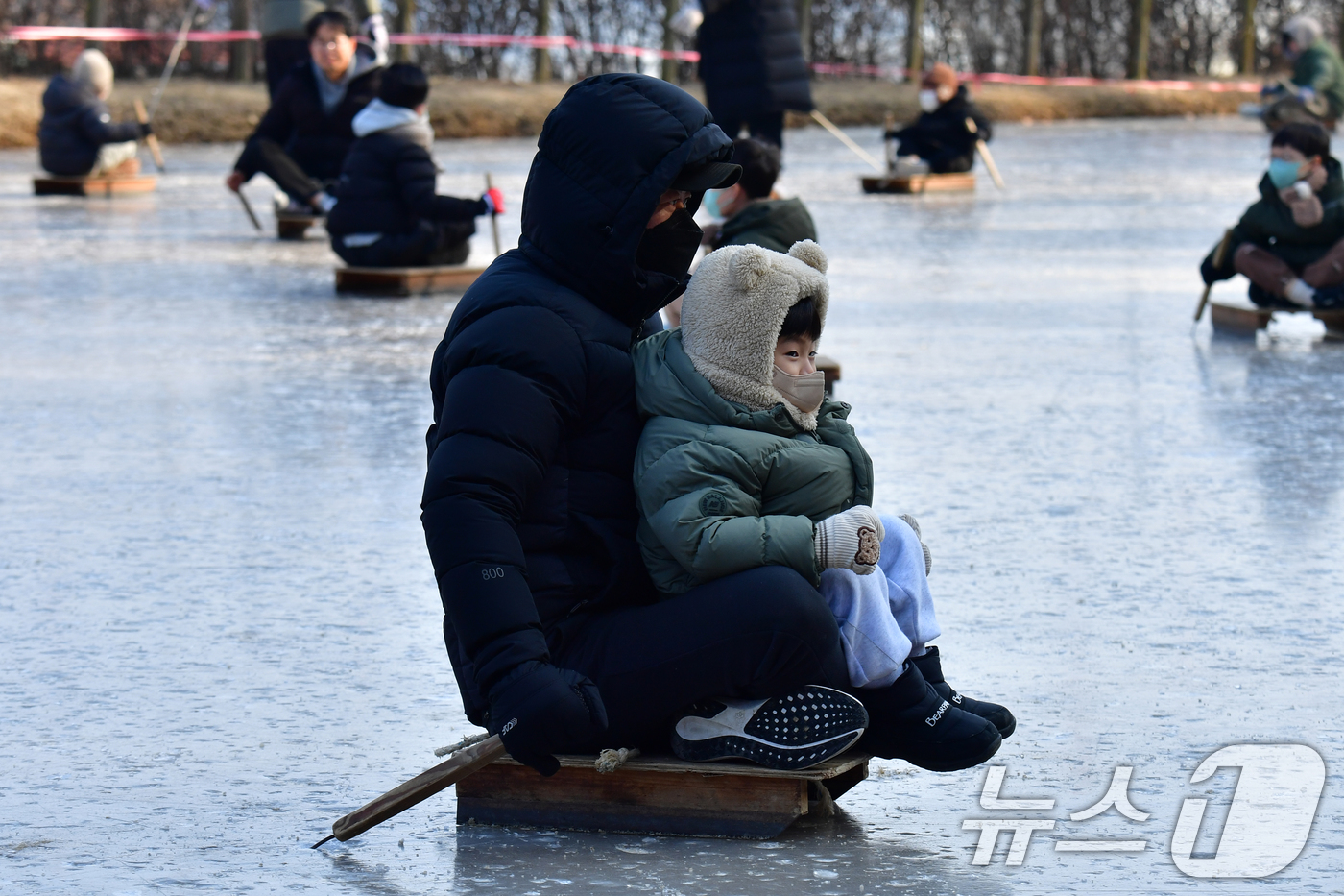 (포항=뉴스1) 최창호 기자 = 4일 경북 포항시 북구 흥해읍 덕실마을 썰매장에서 어린이들이 즐거운 시간을 보내고 있다. 2026.1.4/뉴스1