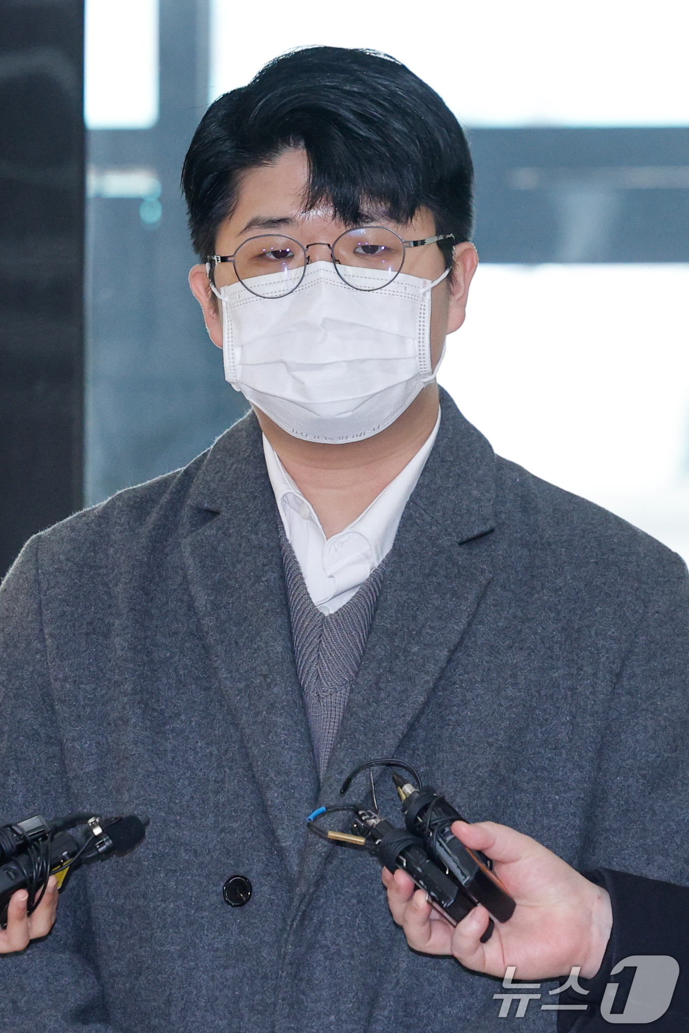 (서울=뉴스1) 안은나 기자 = '쿠팡 블랙리스트'를 폭로한 공익 제보자 김준호 씨가 4일 오후 서울 서초구 관봉권·쿠팡 상설특검팀 사무실에서 2차 참고인 조사를 받기 위해 출석, …