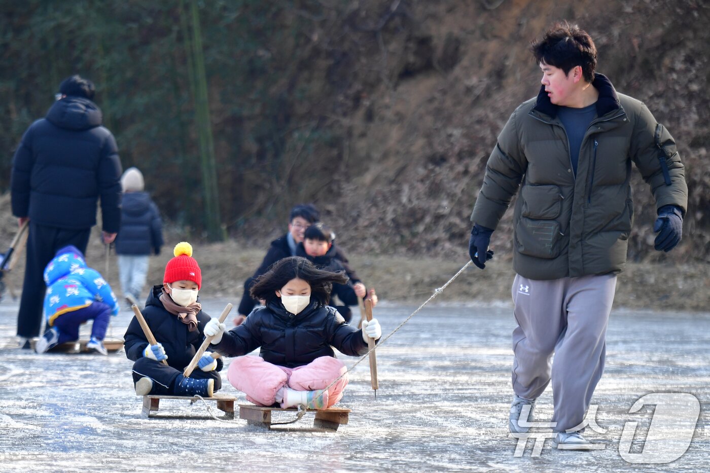 본문 이미지 - 4일 경북 포항시 북구 흥해읍 덕실마을 썰매장에서 어린이들이 즐거운 시간을 보내고 있다. 2026.1.4/뉴스1 ⓒ News1 최창호 기자