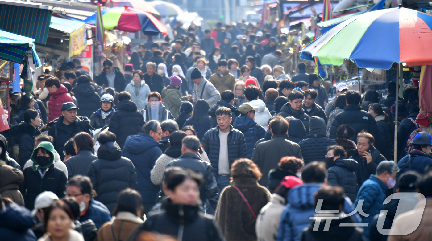 (포항=뉴스1) 최창호 기자 = 2026 병오년 새해 첫 일요일은 4일 경북 포항시 죽도어시장 곳곳이서 수산물과 건어물을 구입하려는 관광객들로 붐비고 있다. 2026.1.4/뉴스1 …