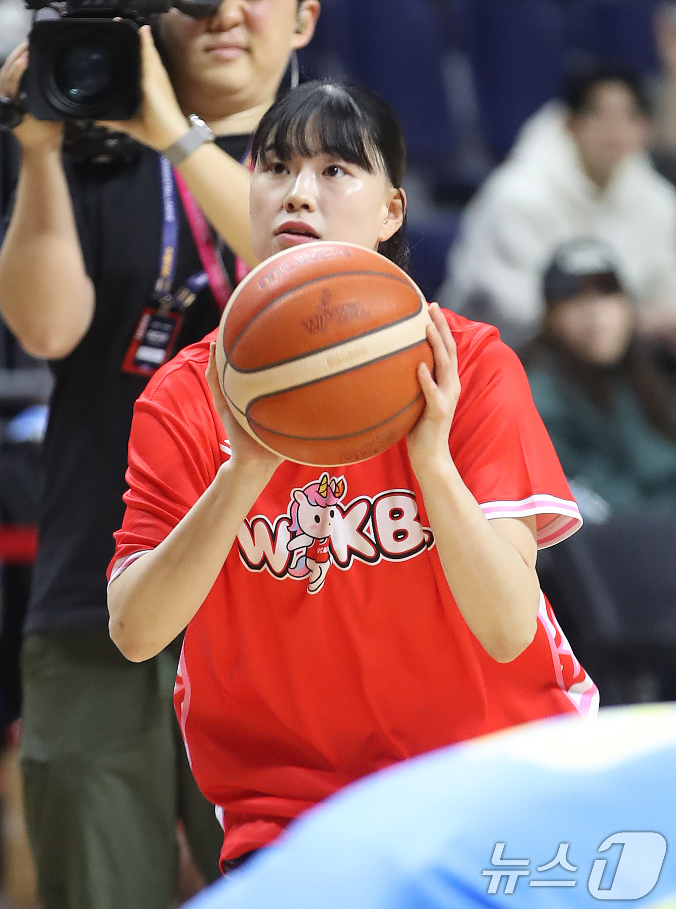 (부산=뉴스1) 윤일지 기자 = 4일 오후 부산 사직실내체육관에서 열린 'BNK금융 2025-2026 여자프로농구 올스타 페스티벌' 3점슛 콘테스트 예선에서 BNK 이소희가 3점슛 …