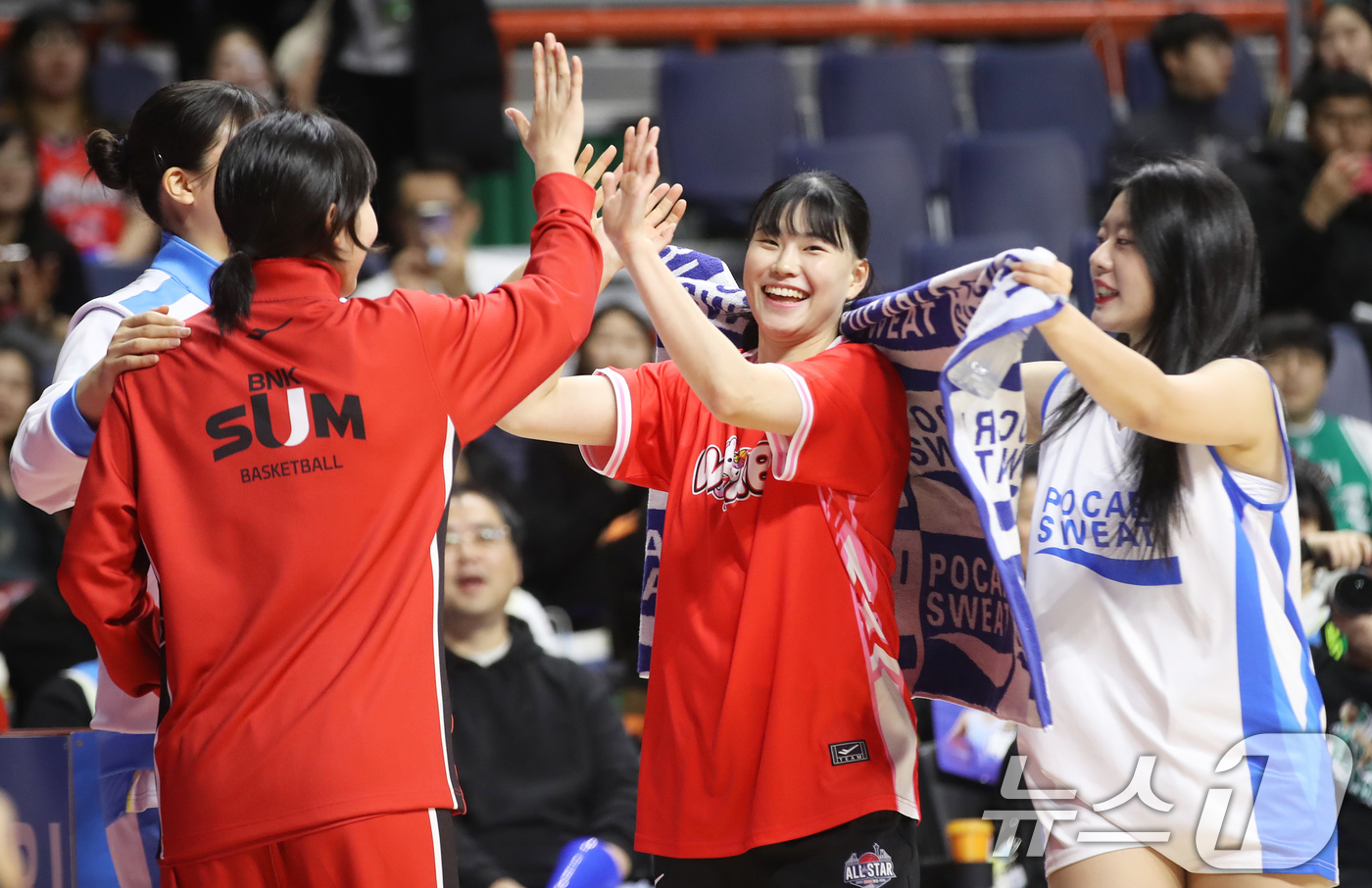 (부산=뉴스1) 윤일지 기자 = 4일 오후 부산 사직실내체육관에서 열린 'BNK금융 2025-2026 여자프로농구 올스타 페스티벌' 3점슛 콘테스트 예선에서 BNK 이소희가 3점슛 …