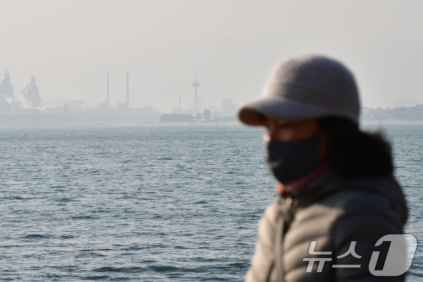 (포항=뉴스1) 최창호 기자 = 4일 경북 포항시 송도해수욕장 상공이 희뿌연 미세먼지에 덮여있다.이날 포항지역 미세먼지 농도는 50㎍/m³ 수준이다. 2026.1.4/뉴스1