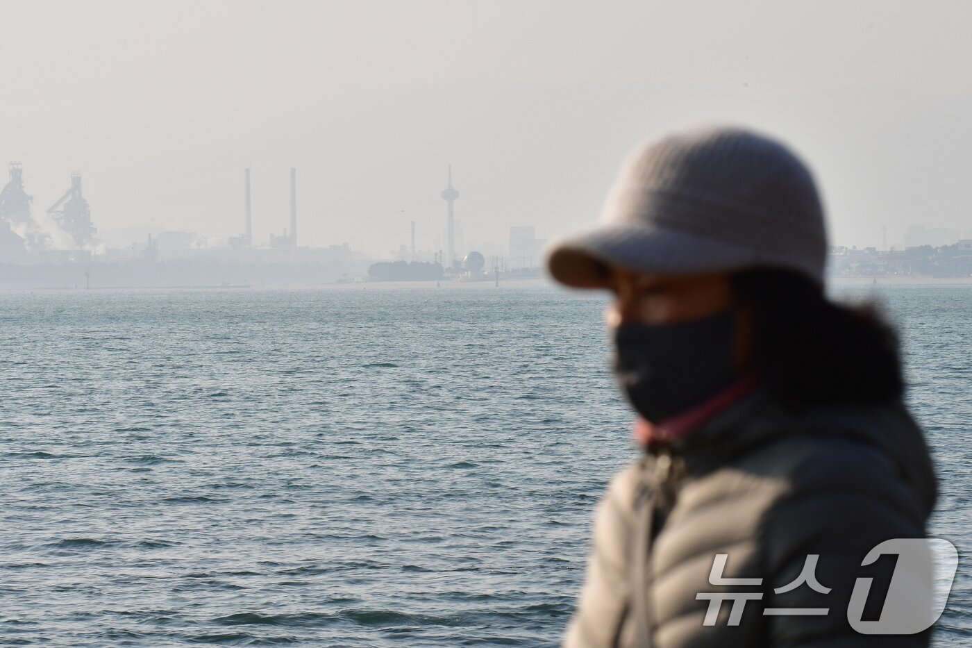 본문 이미지 - 경북 포항시 송도해수욕장 상공이 희뿌연 미세먼지에 덮여있다. 이날 포항지역 미세먼지 농도는 50㎍/m&sup3; 수준이다. 2026.1.4/뉴스1 ⓒ News1 최창호 기자