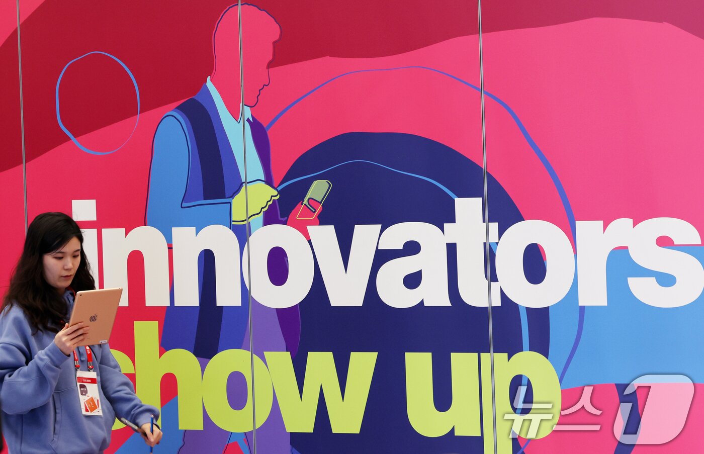 본문 이미지 - 세계 최대 IT(정보기술)·가전 전시회 'CES 2026' 개막을 사흘 앞둔 3일(현지시간) 미국 네바다주 라스베이거스 컨벤션센터(LVCC)에 관련 홍보물이 부착돼 있다. 2026.1.4/뉴스1 ⓒ News1 황기선 기자