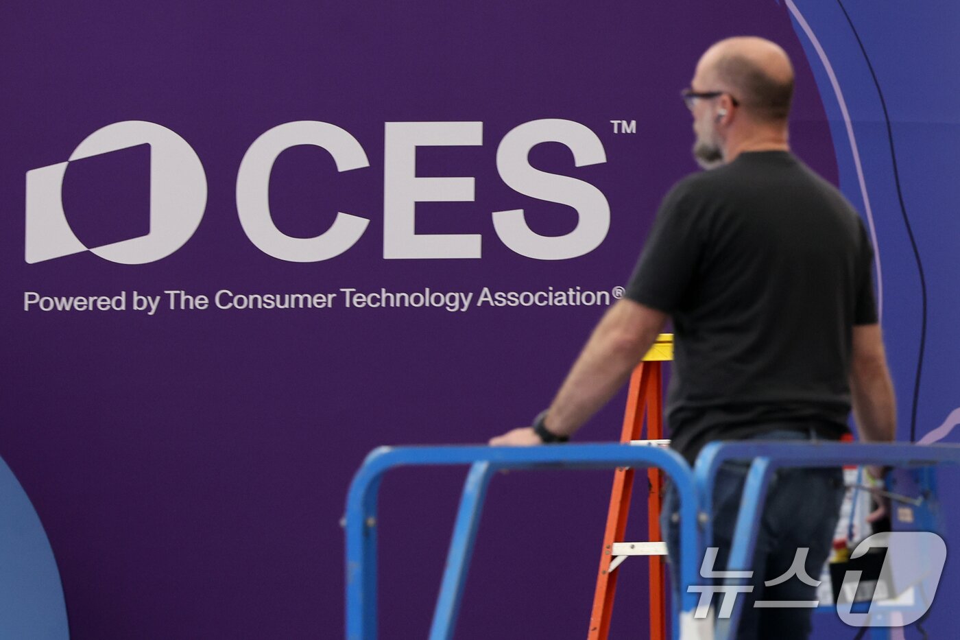 본문 이미지 - 세계 최대 IT(정보기술)·가전 전시회 'CES 2026' 개막을 사흘 앞둔 3일(현지시간) 미국 네바다주 라스베이거스 컨벤션센터(LVCC)에서 관계자들이 부스 설치를 하고 있다. 2026.1.4/뉴스1 ⓒ News1 황기선 기자