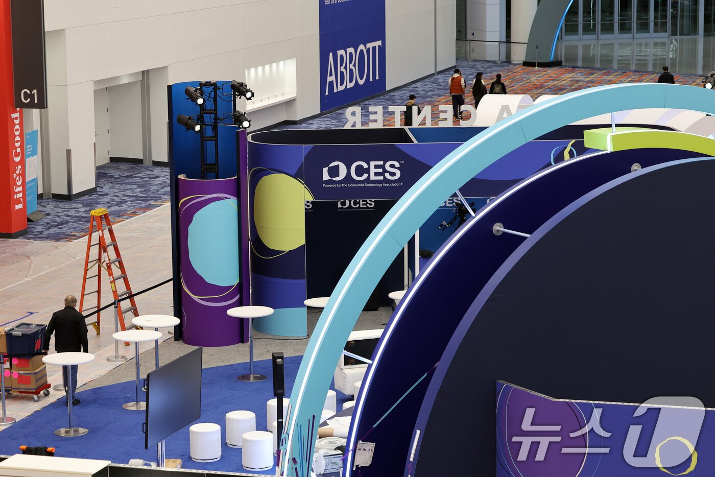 본문 이미지 - 세계 최대 IT(정보기술)·가전 전시회 'CES 2026' 개막을 사흘 앞둔 3일(현지시간) 미국 네바다주 라스베이거스 컨벤션센터(LVCC)에서 관계자들이 부스 설치를 하고 있다. 2026.1.4/뉴스1 ⓒ News1 황기선 기자