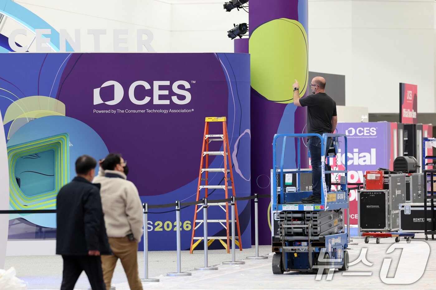 본문 이미지 - 세계 최대 IT(정보기술)·가전 전시회 'CES 2026' 개막을 사흘 앞둔 3일(현지시간) 미국 네바다주 라스베이거스 컨벤션센터(LVCC)에서 관계자들이 부스 설치를 하고 있다.  2026.1.4/뉴스1 ⓒ News1 황기선 기자