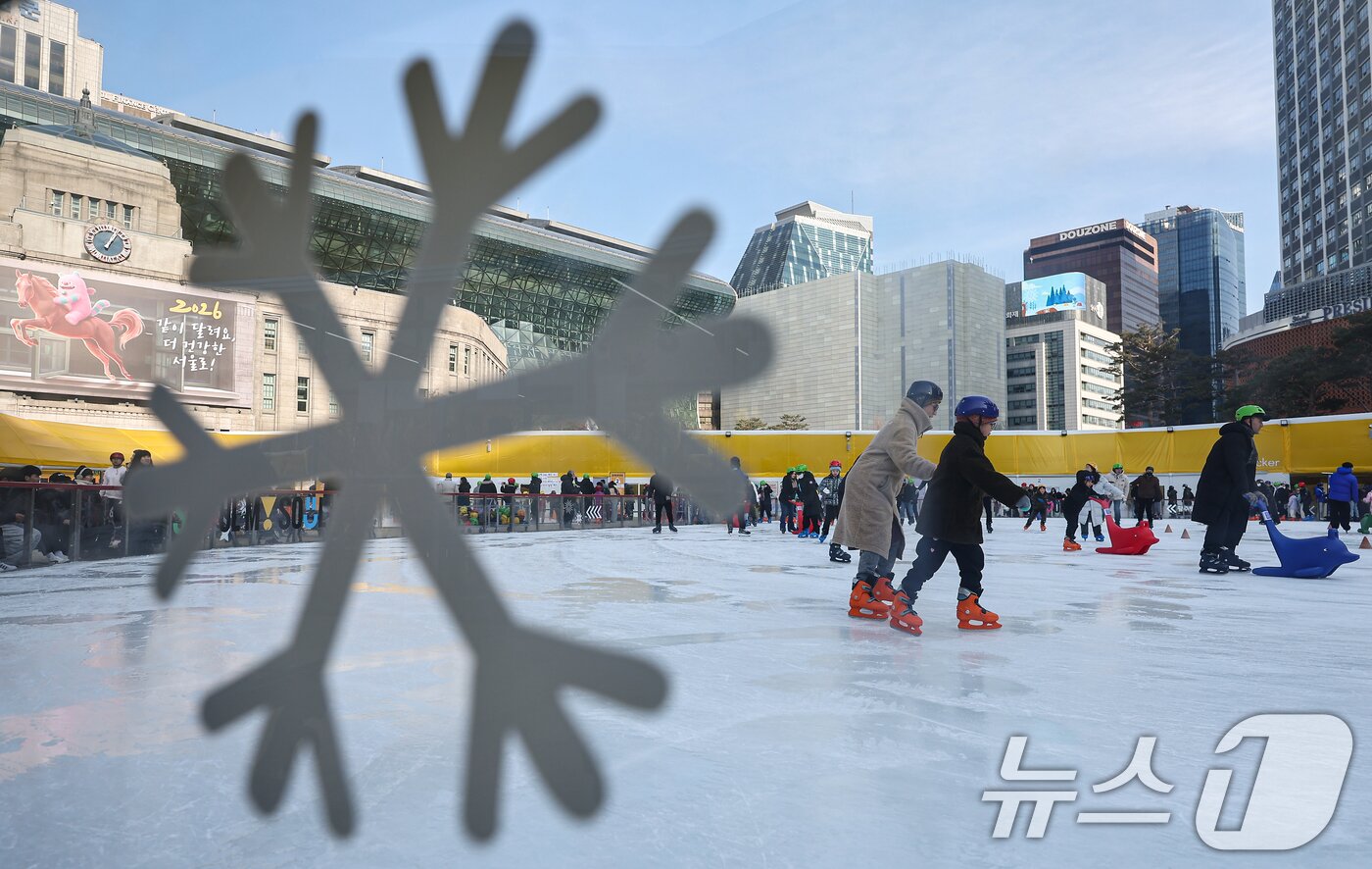 본문 이미지 - 새해 첫 주말인 4일 오후 서울 중구 서울광장 스케이트장을 찾은 시민들이 스케이트를 즐기고 있다. 2026.1.4/뉴스1 ⓒ News1 김도우 기자