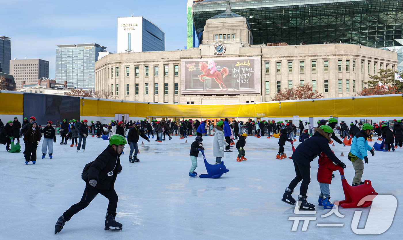 (서울=뉴스1) 김도우 기자 = 새해 첫 주말인 4일 오후 서울 중구 서울광장 스케이트장을 찾은 시민들이 스케이트를 즐기고 있다. 2026.1.4/뉴스1