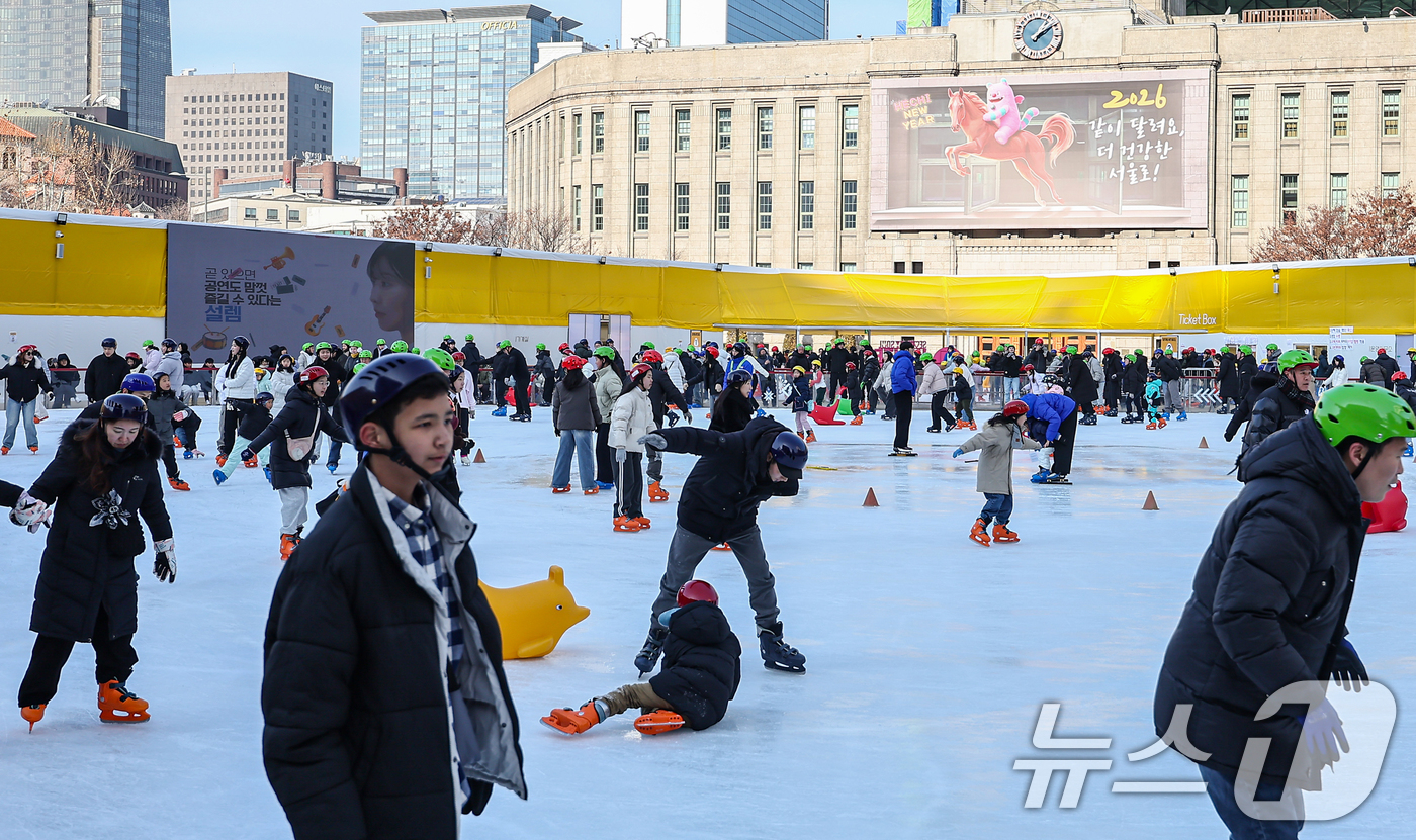 (서울=뉴스1) 김도우 기자 = 새해 첫 주말인 4일 오후 서울 중구 서울광장 스케이트장을 찾은 시민들이 스케이트를 즐기고 있다. 2026.1.4/뉴스1
