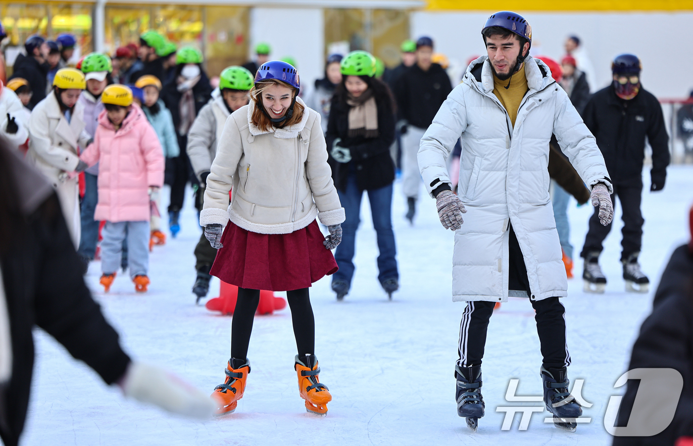 (서울=뉴스1) 김도우 기자 = 새해 첫 주말인 4일 오후 서울 중구 서울광장 스케이트장을 찾은 외국인 관광객들 스케이트를 즐기고 있다. 2026.1.4/뉴스1