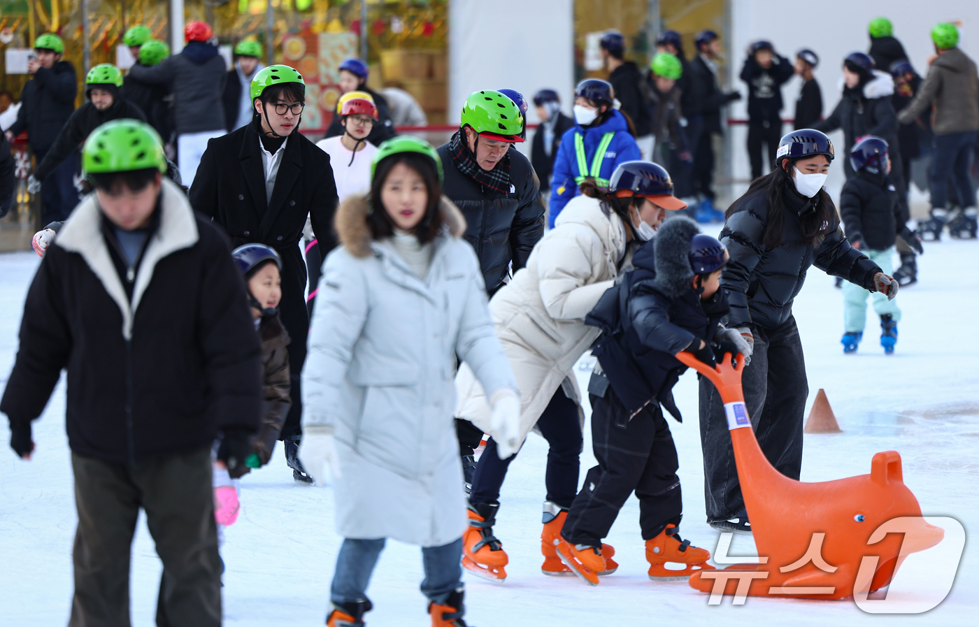 (서울=뉴스1) 김도우 기자 = 새해 첫 주말인 4일 오후 서울 중구 서울광장 스케이트장을 찾은 시민들이 스케이트를 즐기고 있다. 2026.1.4/뉴스1