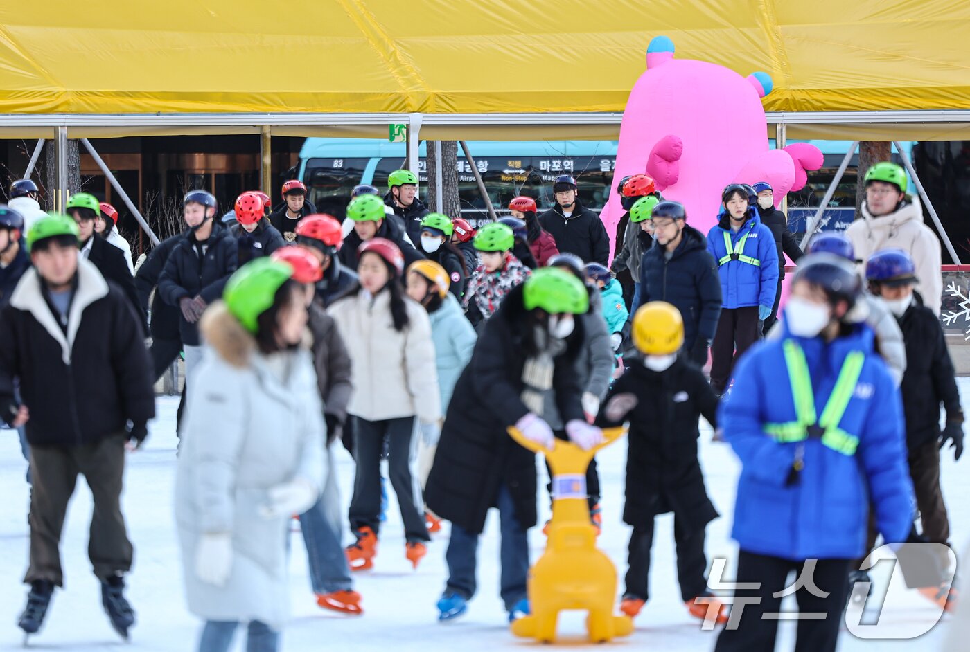 본문 이미지 - 새해 첫 주말인 4일 오후 서울 중구 서울광장 스케이트장을 찾은 시민들이 스케이트를 즐기고 있다. 2026.1.4 ⓒ 뉴스1 김도우 기자