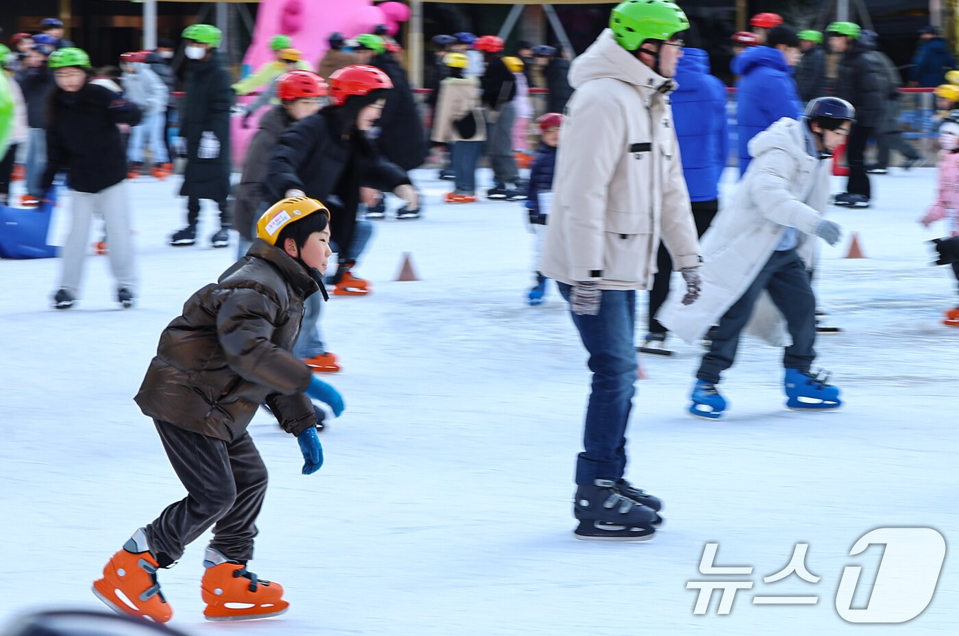 본문 이미지 - 새해 첫 주말인 4일 오후 서울 중구 서울광장 스케이트장을 찾은 시민들이 스케이트를 즐기고 있다. 2026.1.4/뉴스1 ⓒ News1 김도우 기자