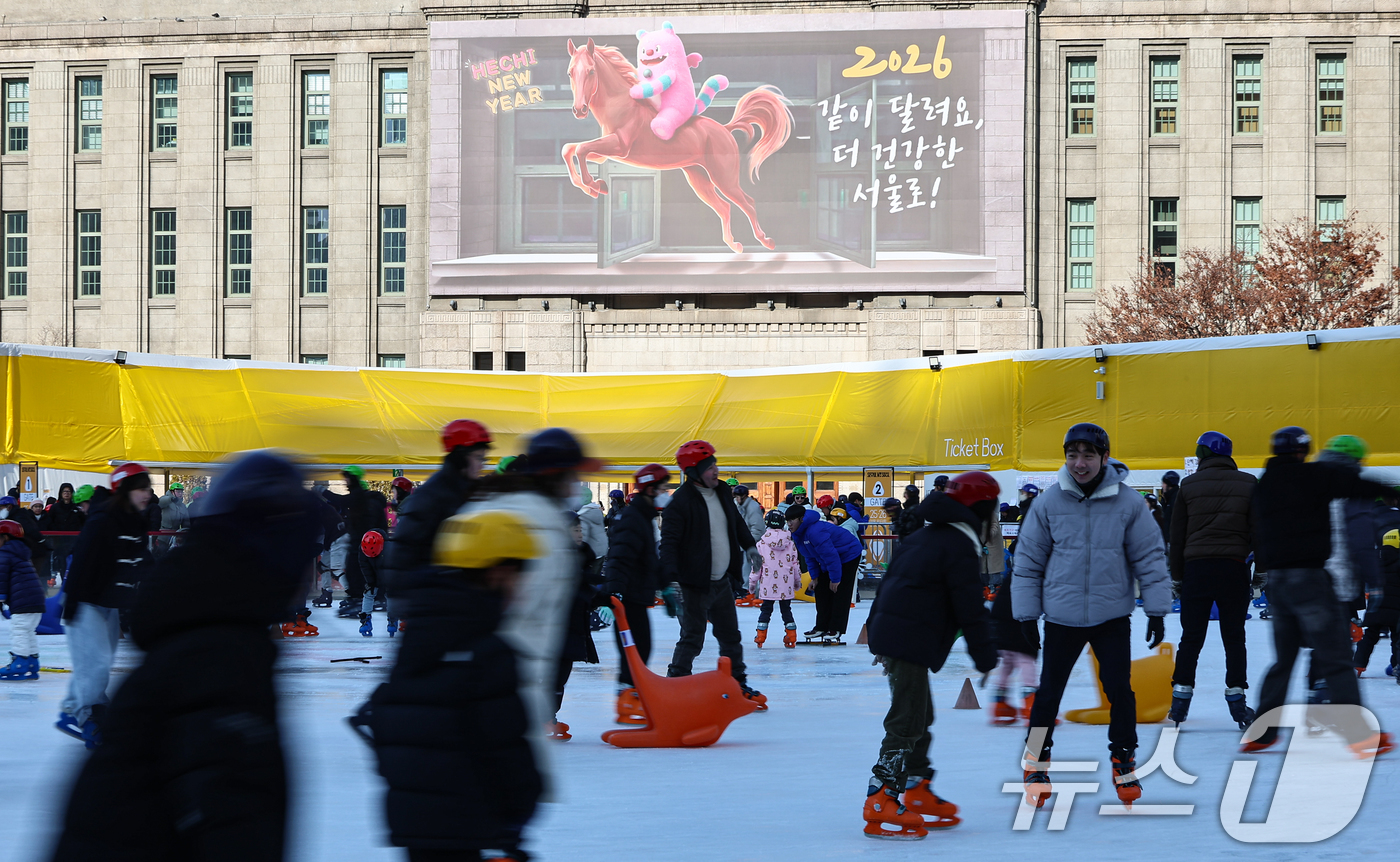 (서울=뉴스1) 김도우 기자 = 새해 첫 주말인 4일 오후 서울 중구 서울광장 스케이트장을 찾은 시민들이 스케이트를 즐기고 있다. 2026.1.4/뉴스1