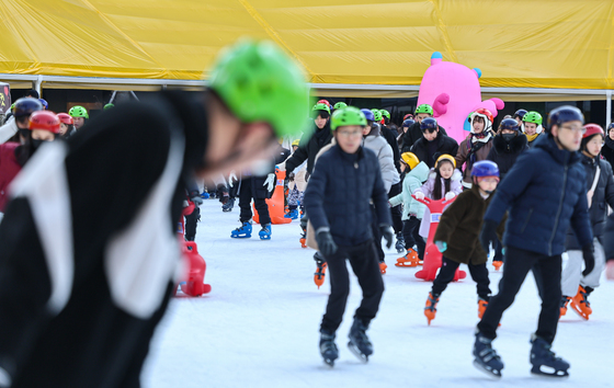 붐비는 서울광장 스케이트장