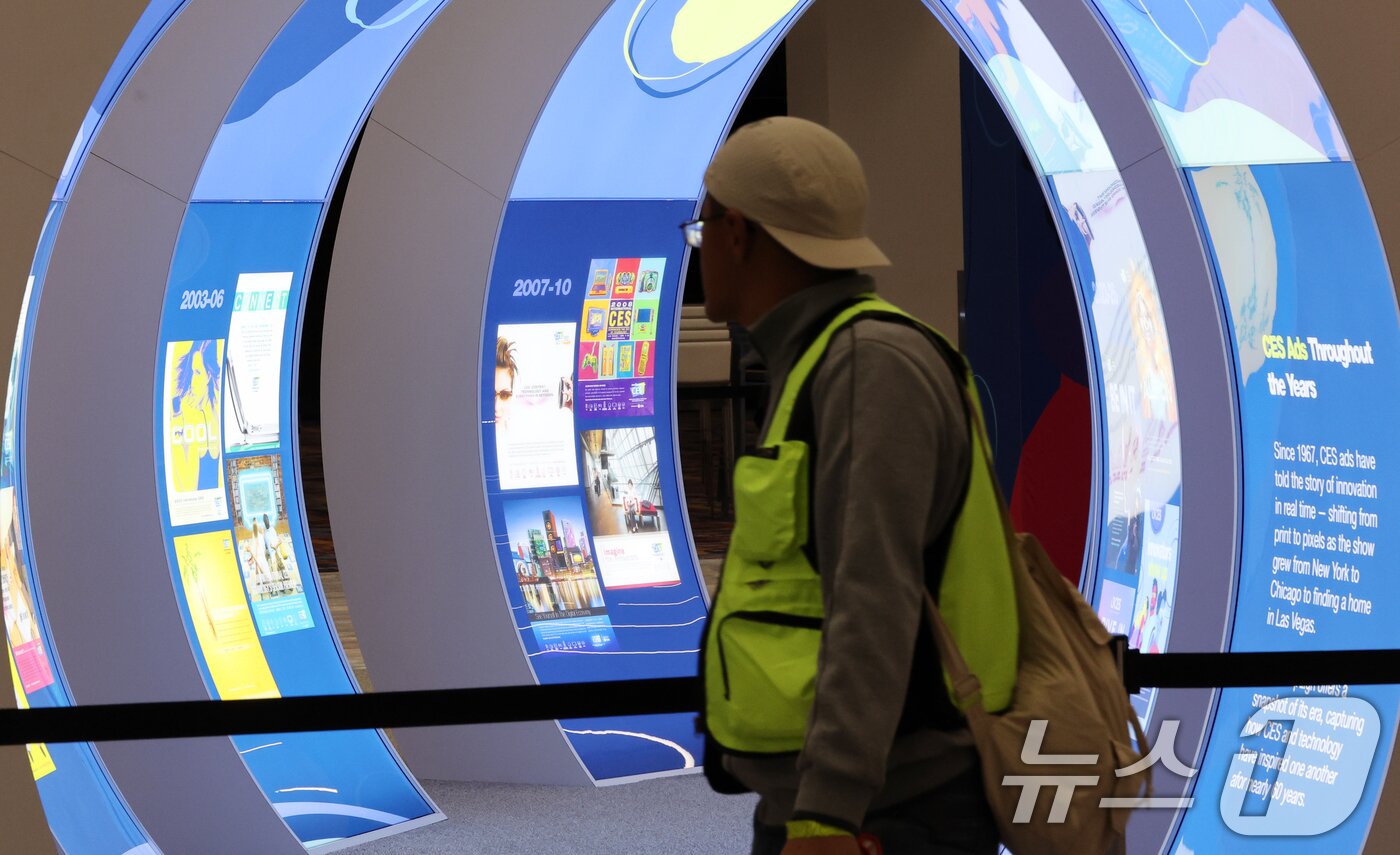 본문 이미지 - 세계 최대 IT(정보기술)·가전 전시회 'CES 2026' 개막을 사흘 앞둔 3일(현지시간) 미국 네바다주 라스베이거스 컨벤션센터(LVCC)에서 관계자들이 부스 설치를 하고 있다.  2026.1.4/뉴스1 ⓒ News1 황기선 기자