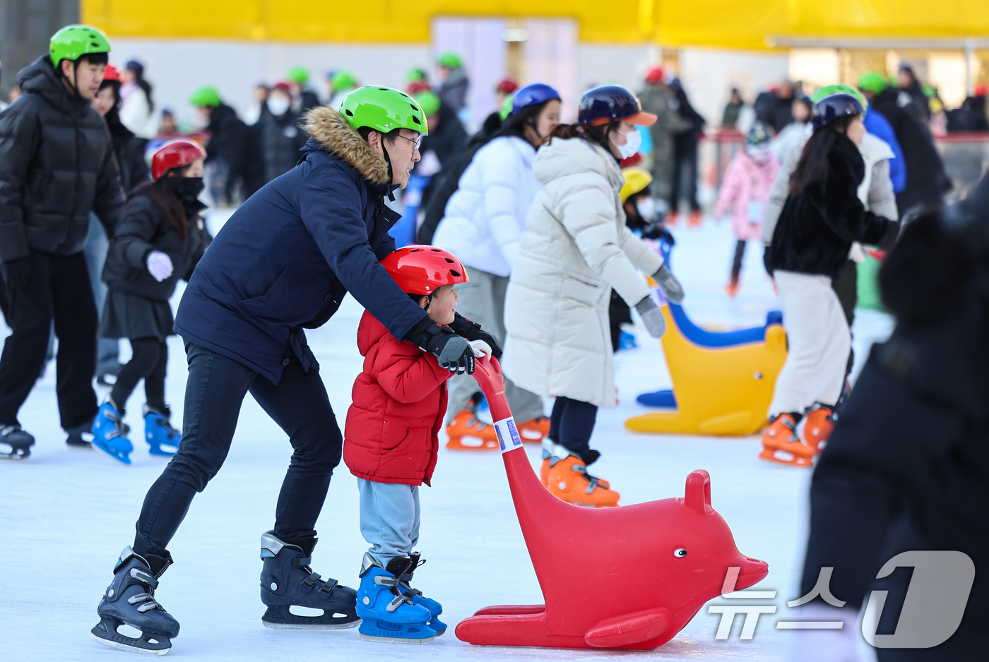 (서울=뉴스1) 김도우 기자 = 새해 첫 주말인 4일 오후 서울 중구 서울광장 스케이트장을 찾은 시민들이 스케이트를 즐기고 있다. 2026.1.4/뉴스1