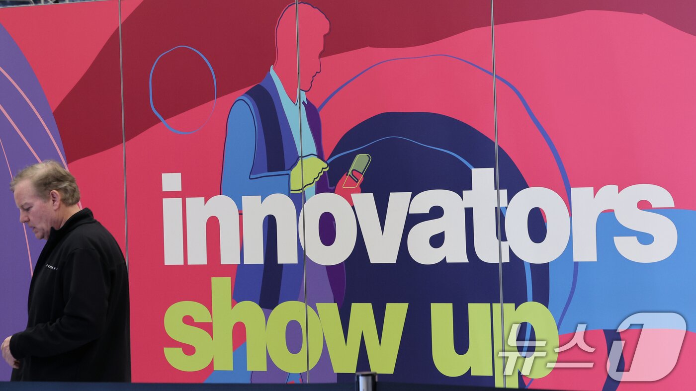 본문 이미지 - 세계 최대 IT(정보기술)·가전 전시회 'CES 2026' 개막을 사흘 앞둔 3일(현지시간) 미국 네바다주 라스베이거스 컨벤션센터(LVCC)에 관련 홍보물이 부착돼 있다.  2026.1.4/뉴스1 ⓒ News1 황기선 기자