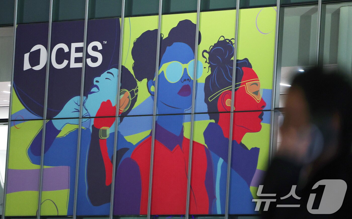 본문 이미지 - 세계 최대 IT(정보기술)·가전 전시회 'CES 2026' 개막을 사흘 앞둔 3일(현지시간) 미국 네바다주 라스베이거스 컨벤션센터(LVCC)에 관련 홍보물이 부착돼 있다. 2026.1.4/뉴스1 ⓒ News1 황기선 기자