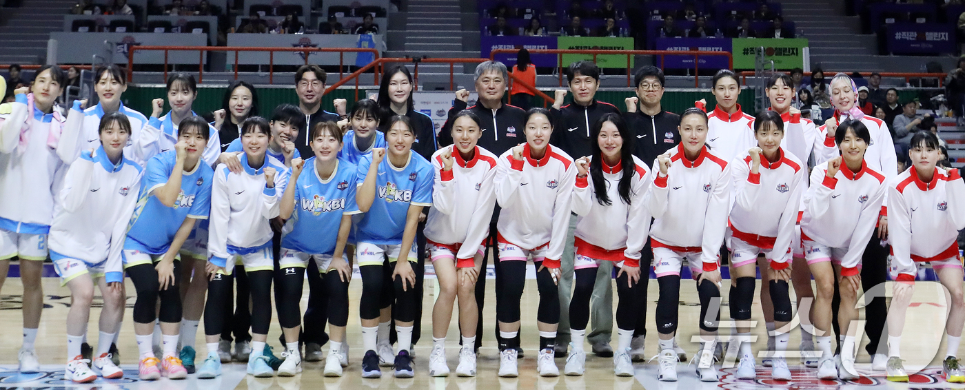 (부산=뉴스1) 윤일지 기자 = 4일 오후 부산 사직실내체육관에서 열린 'BNK금융 2025-2026 여자프로농구 올스타 페스티벌' 팀 유니블과 팀 포니블의 경기 시작에 앞서 양팀 …