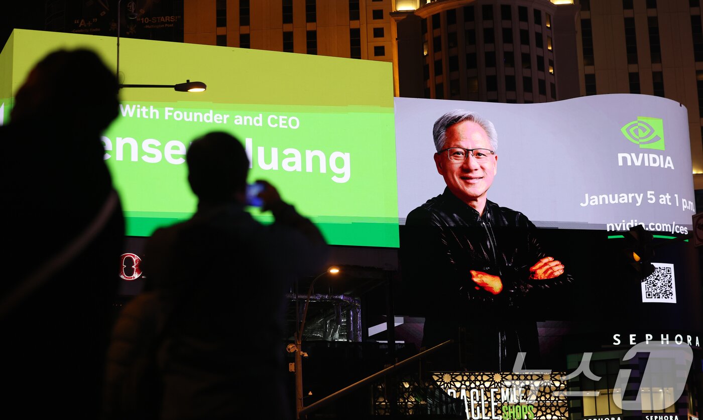 본문 이미지 - 세계 최대 IT(정보기술)·가전 전시회 'CES 2026' 개막을 사흘 앞둔 3일(현지시간) 미국 네바다주 라스베이거스 거리에 젠슨 황 엔비디아 최고경영장(CEO) 특별 연설 광고가 표출되고 있다.  2026.1.4/뉴스1 ⓒ News1 황기선 기자
