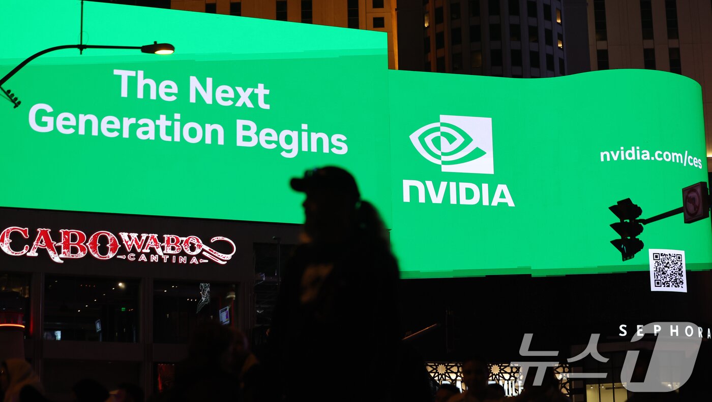본문 이미지 - 세계 최대 IT(정보기술)·가전 전시회 'CES 2026' 개막을 사흘 앞둔 3일(현지시간) 미국 네바다주 라스베이거스 거리에 엔비디아 광고가 표출되고 있다..2026.1.4/뉴스1 ⓒ News1 황기선 기자