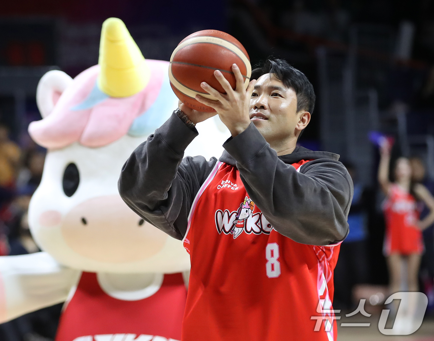 (부산=뉴스1) 윤일지 기자 = 4일 오후 부산 사직실내체육관에서 열린 'BNK금융 2025-2026 여자프로농구 올스타 페스티벌' 팀 유니블과 팀 포니블의 경기 시작에 앞서 롯데 …