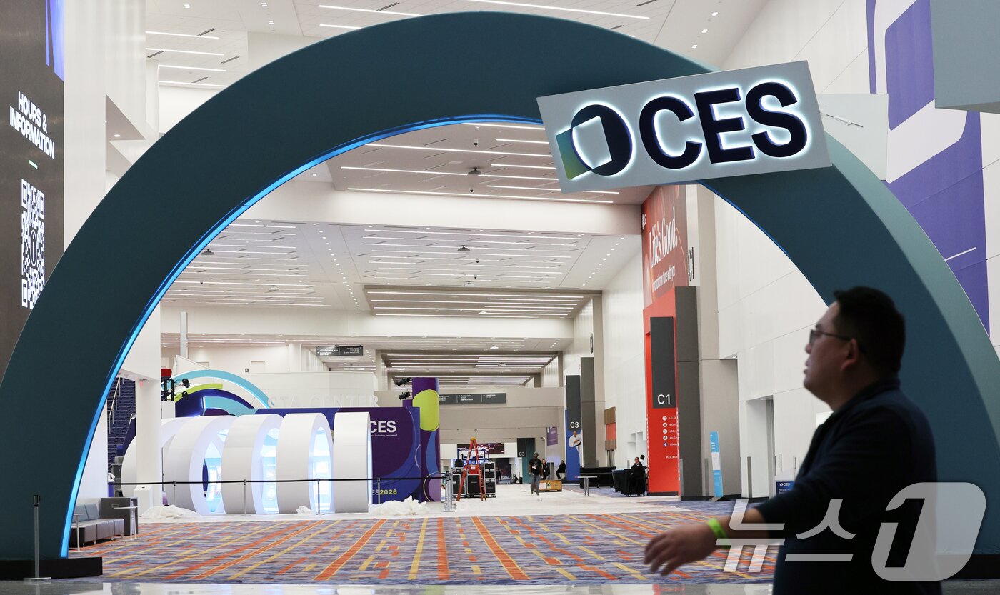 본문 이미지 - 세계 최대 IT(정보기술)·가전 전시회 'CES 2026' 개막을 사흘 앞둔 3일(현지시간) 미국 네바다주 라스베이거스 컨벤션센터(LVCC)에 관련 홍보물이 부착돼 있다.  2026.1.4/뉴스1 ⓒ News1 황기선 기자