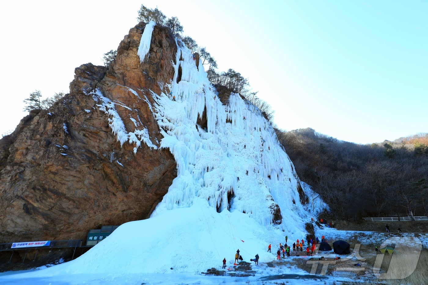 (인제=뉴스1) 한귀섭 기자 = 강원 인제 북면 용대리 매바위 인공폭포가 최근 추워진 날씨로 거대한 빙벽이 만들어진 가운데 4일 전국의 빙벽등반 동호회와 전문가들이 빙벽을 오르고 …