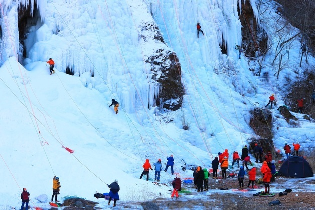 강추위 속 빙벽 등반
