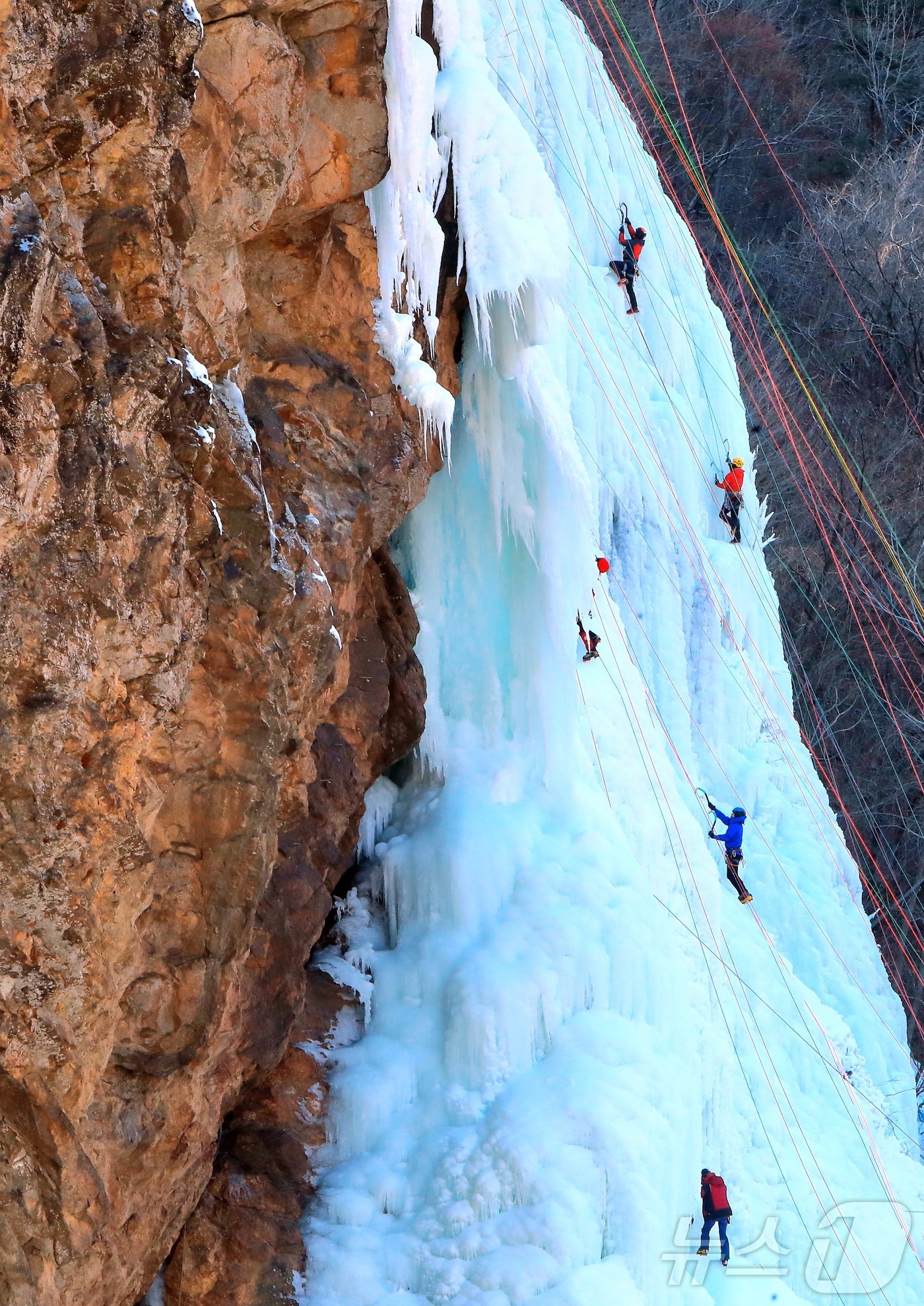 (인제=뉴스1) 한귀섭 기자 = 강원 인제 북면 용대리 매바위 인공폭포가 최근 추워진 날씨로 거대한 빙벽이 만들어진 가운데 4일 전국의 빙벽등반 동호회와 전문가들이 빙벽을 오르고 …